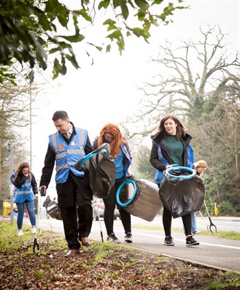 Mayor of Runnymede and Royal Holloway students litter collecting